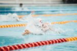 Brustschwimmen neu gelernt: Verbessere Technik, Wasserlage und Bewegungsfluss für effizienteres Schwimmen.